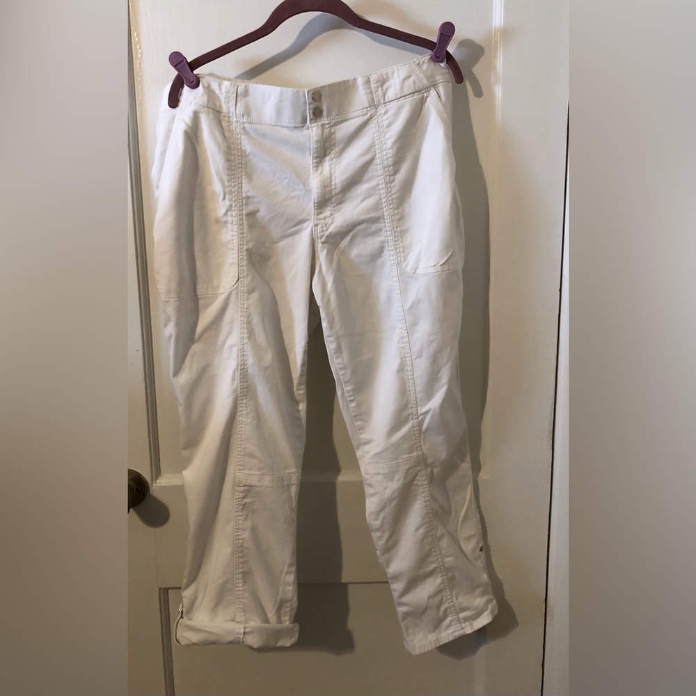 WHBM Mid-rise Pret-A-Pedi cropped pants in white
